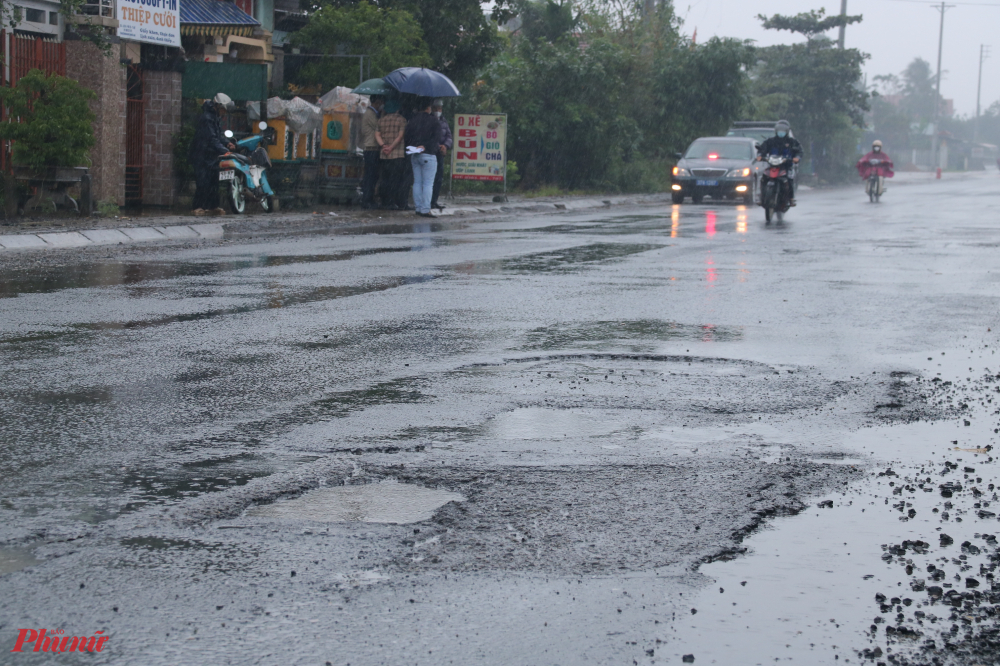 Đặc biêt, đoạn đường từ Km849 + 600 đến Km851 + 300, qua địa bàn các xã Lộc Sơn, Lộc An và Lộc Điền (Phú Lộc) cứ đến mùa mưa lũ, chỉ sau 1 trận mưa là khắp mặt đường (làn đường chiều Bắc - Nam) lại bị bong tróc
