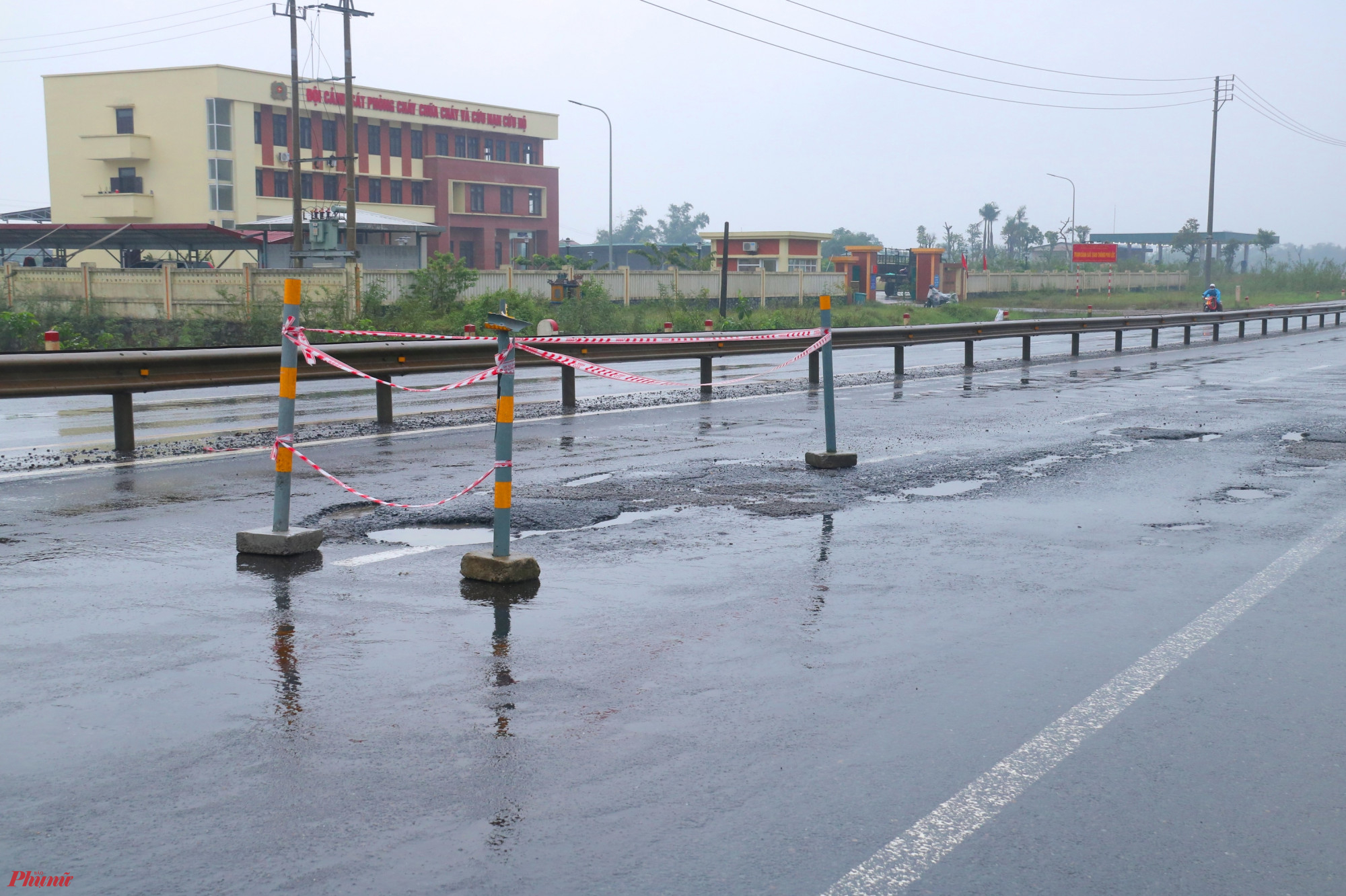 Cũng theo ông Thanh, hiện nay thời hạn bảo hành công trình đã hết hiệu lực (từ tháng 8/2020), do đó việc đảm bảo giao thông thông suốt là trách nhiệm của đơn vị quản lý là Chi cục quản lý đường bộ (đoạn từ Quảng Trị đến Thừa Thiên Huế do Chi cục Quản lý đường bộ II.5 quản lý trực tiếp). Mỗi khi xảy ra hư hỏng, các đơn vị phải đặt biển cảnh báo, rào chắn tạm thời. Khi thời tiết thuận lợi phải tiến hành khắc phục sửa chữa, dập vá ngay để bảo đảm an toàn giao thông.