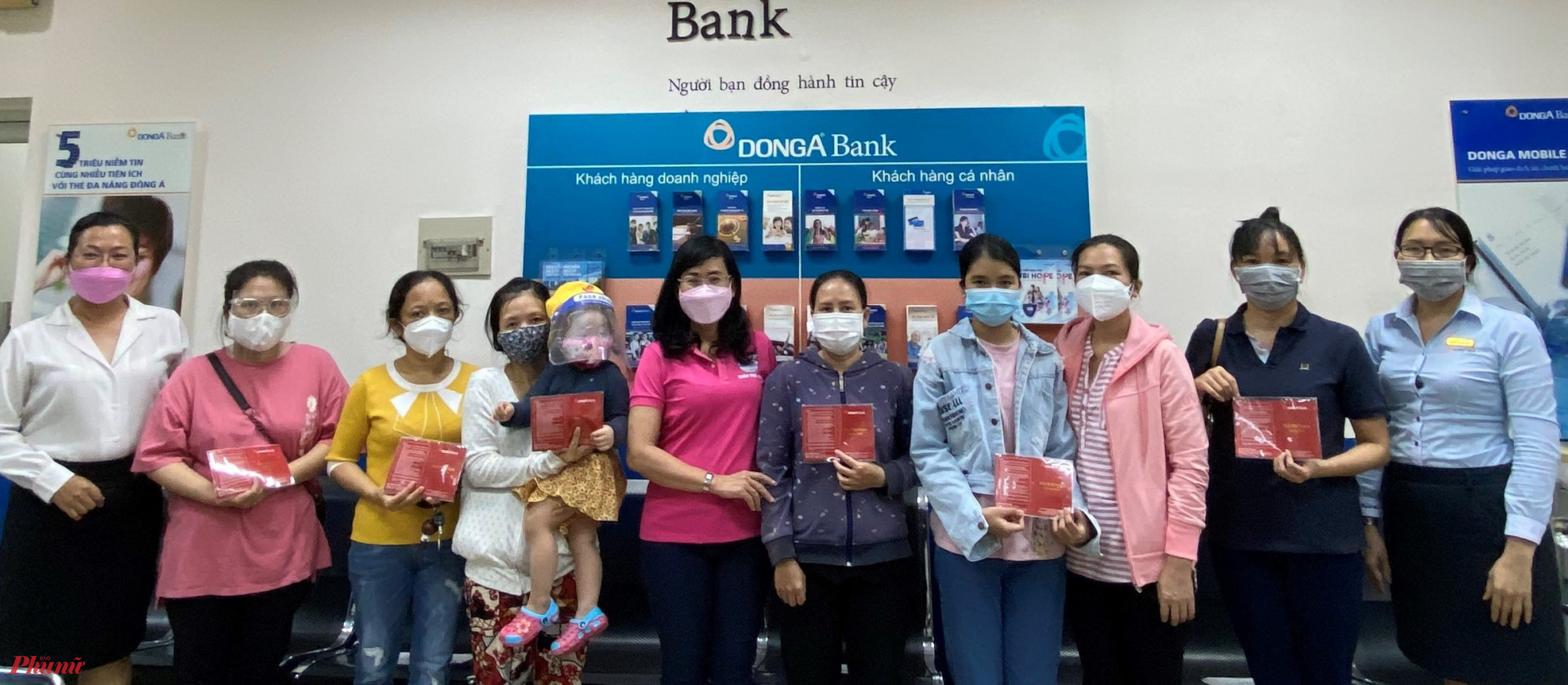 1 - Hội LHPN quận Phú Nhuận trao sổ tiết kiệm cho trẻ mồ côi do dịch COVID-19