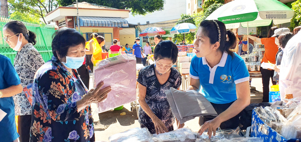 Gian hàng Trao yêu thương do Ban Gia đình - Xã hội, Hội LHPN thành phố thực hiện tại Q.Tân Phú 