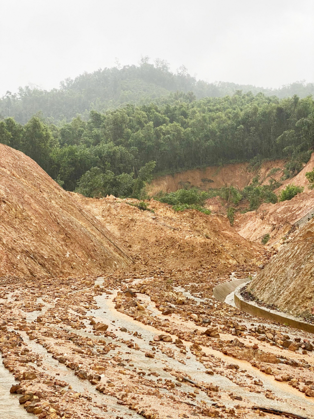 Sạt lở núi nghiêm trọng ở huyện An Lão gây chia sắt, cô lập, đường xá ngập trong bùn đất