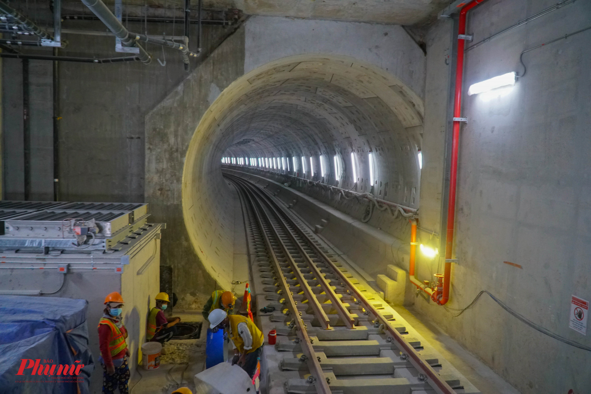 Khu vực đường ray ngầm ga Bến Thành đang tích cực thi công các hạn mục còn lại