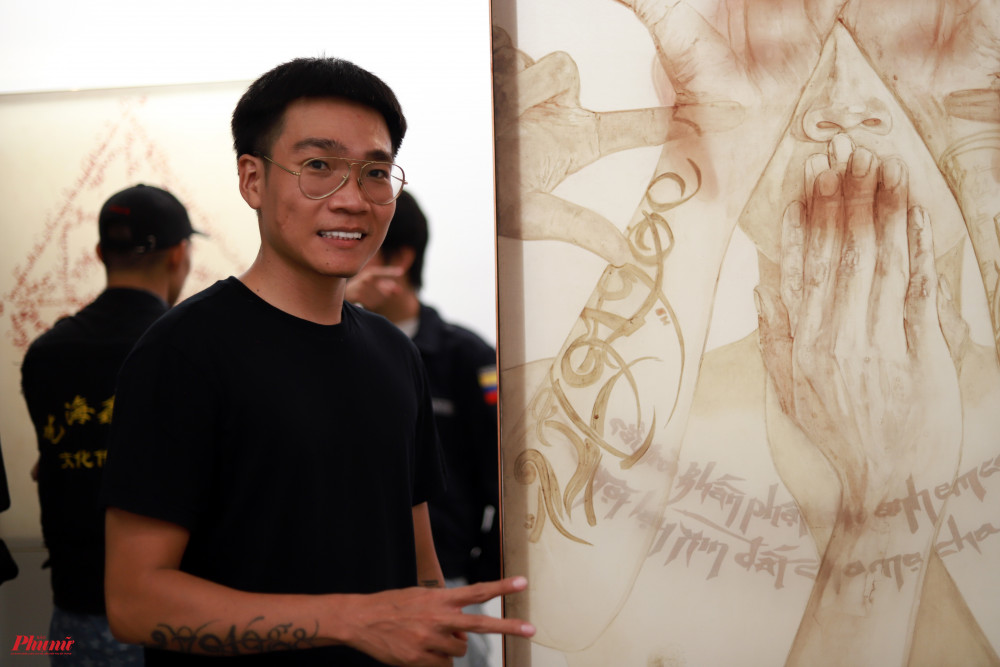 Rapper Wowy tại triển lãm Tận cùng giấc mơ cùng tận kết hợp cùng nghệ sĩ Tuấn Andrew Nguyễn. Đây là lần thứ hai, cặp nghệ sĩ hợp tác với nhau trong một dự án nghệ thuật. 