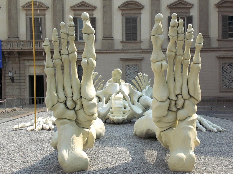 Bức tượng bộ xương người khổng lồ dài 24m