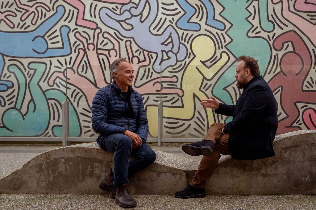 Nhà báo, nhà phê bình Nicolas Ballanio (phải) trò chuyện với nghệ sĩ Piergiorgio Castellani- đồng tác giả bức tranh tường Tutomondo