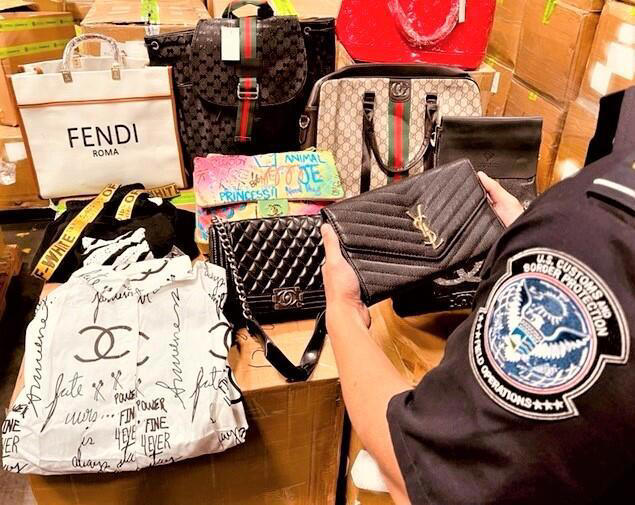 Nhiều mặt hàng thời trang giả, nhái các nhãn hiệu nổi tiếng vừa bị bắt giữ tại Mỹ - Ảnh: U.S. Customs and Border Protection