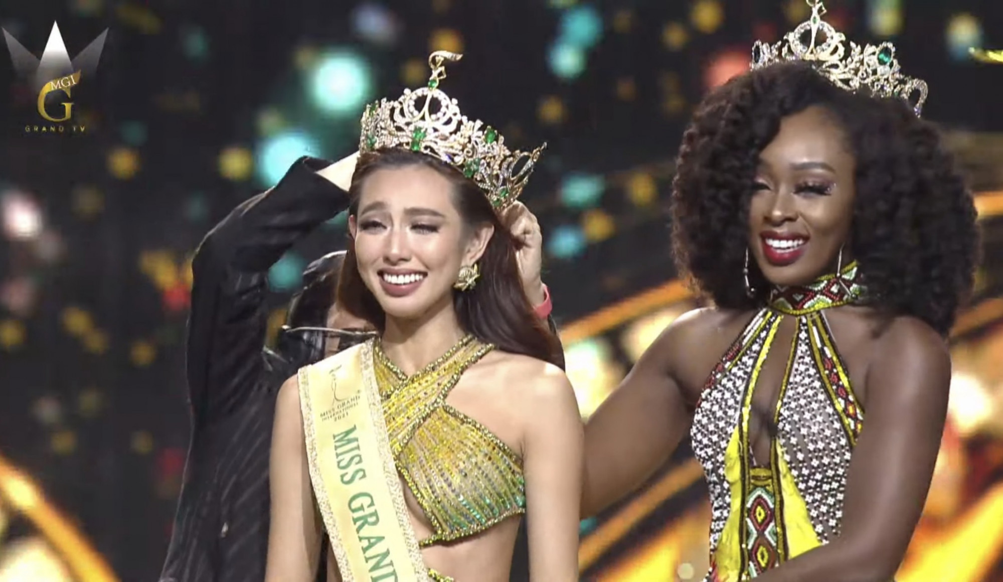 Nguyễn Thúc Thuỳ Tiên đăng quang Hoa hậu Hoà bình Quốc tế 2021, trong đêm chung kết diễn ra tối 4/12 tại Băng Cốc, Thái Lan. 