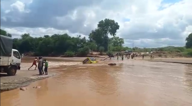 Nỗ lực giải cứu những người mắc kẹt trên xe buýt bị nước cuốn ở Kitui