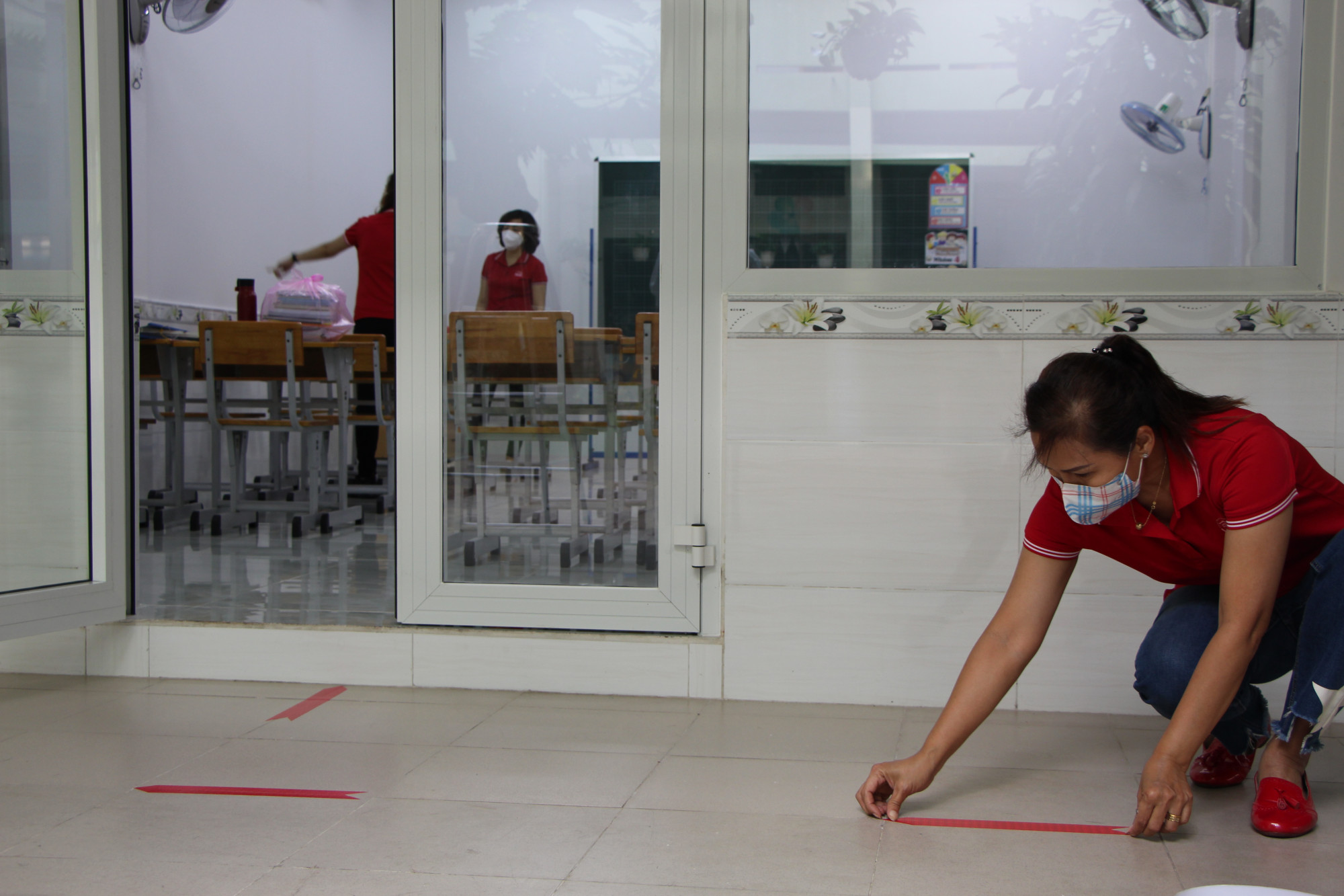Trường TH Nguyễn Huệ (Q.1) tạo các đường line để học sinh di chuyển 1 chiều, khép kín