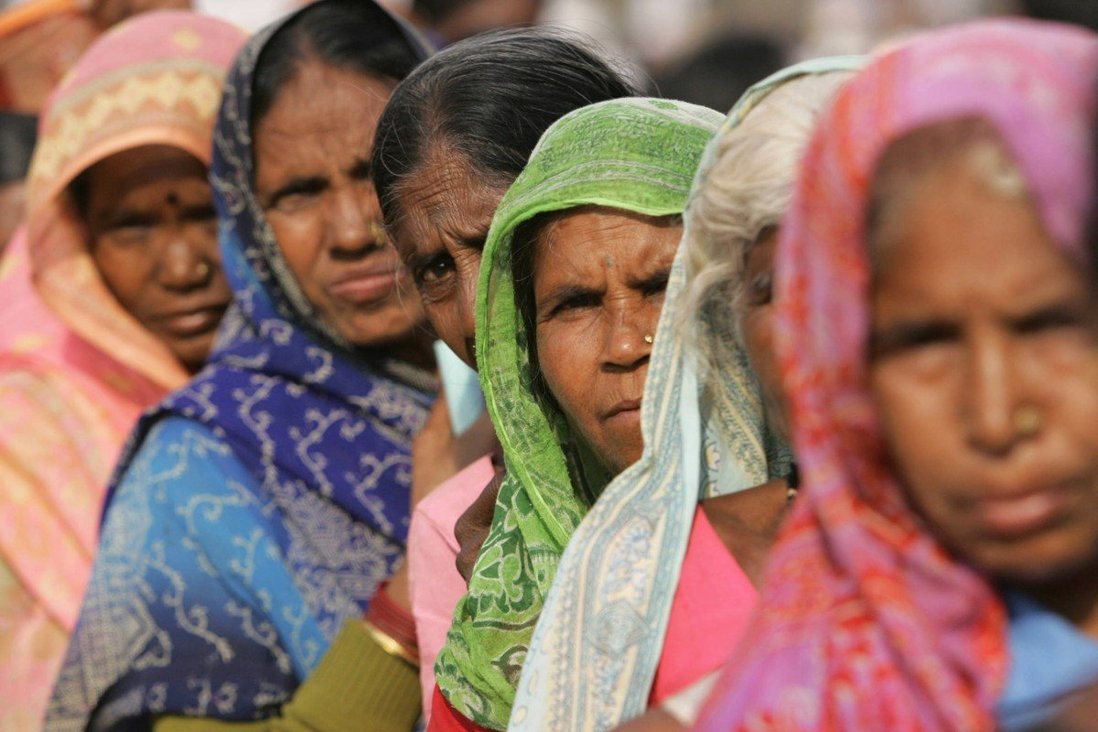 Những phụ nữ thuộc đẳng cấp Dalit đang xếp hàng chờ khám bệnh ở Mumbai