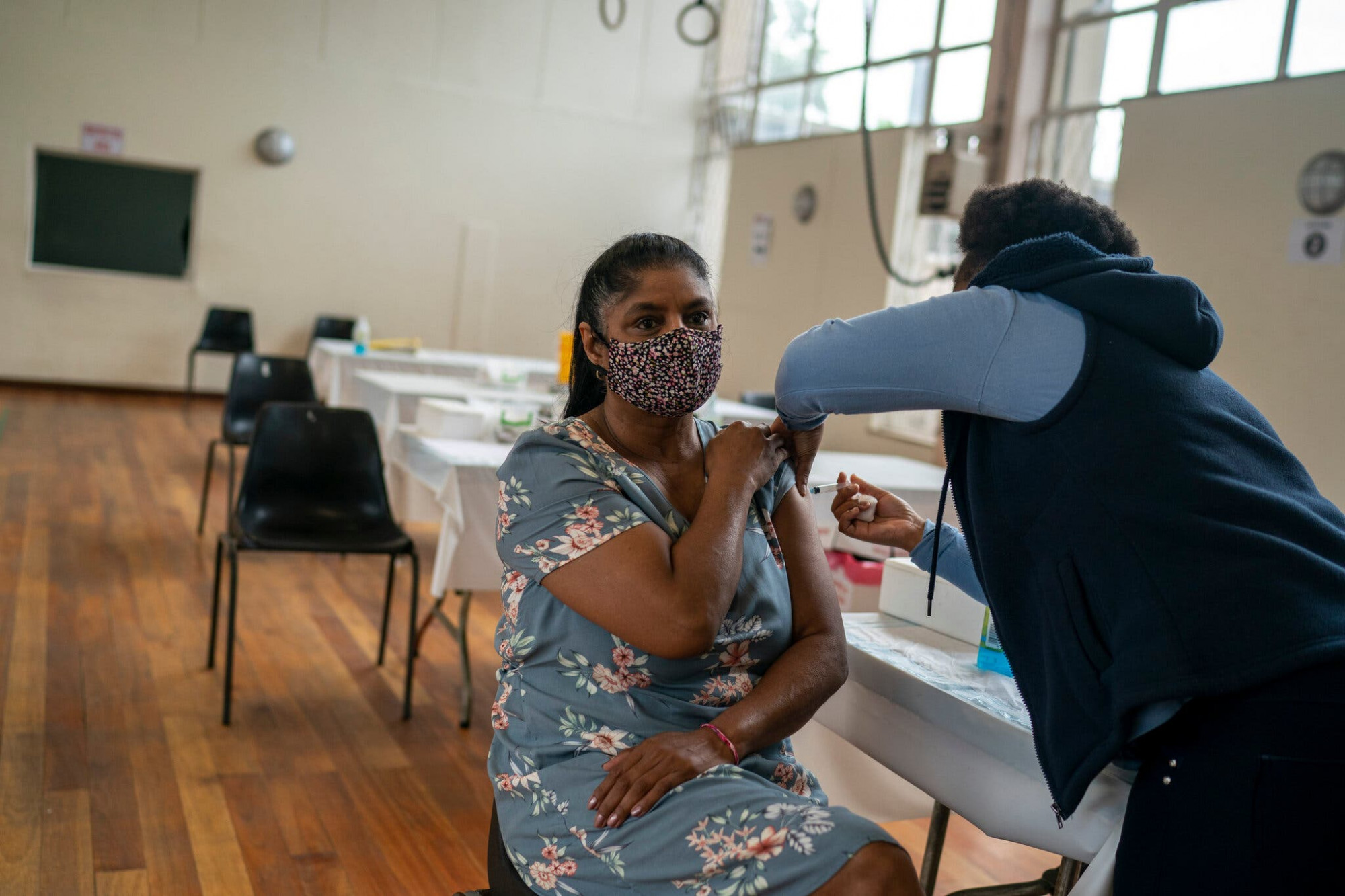 Người phụ nữ tiêm vắc xin trong chiến dịch chủng ngừa ở Johannesburg hôm 2/12. Các trường hợp nhiễm biến thể Omicron đang tăng gấp đôi khoảng ba ngày một lần ở tỉnh Gauteng