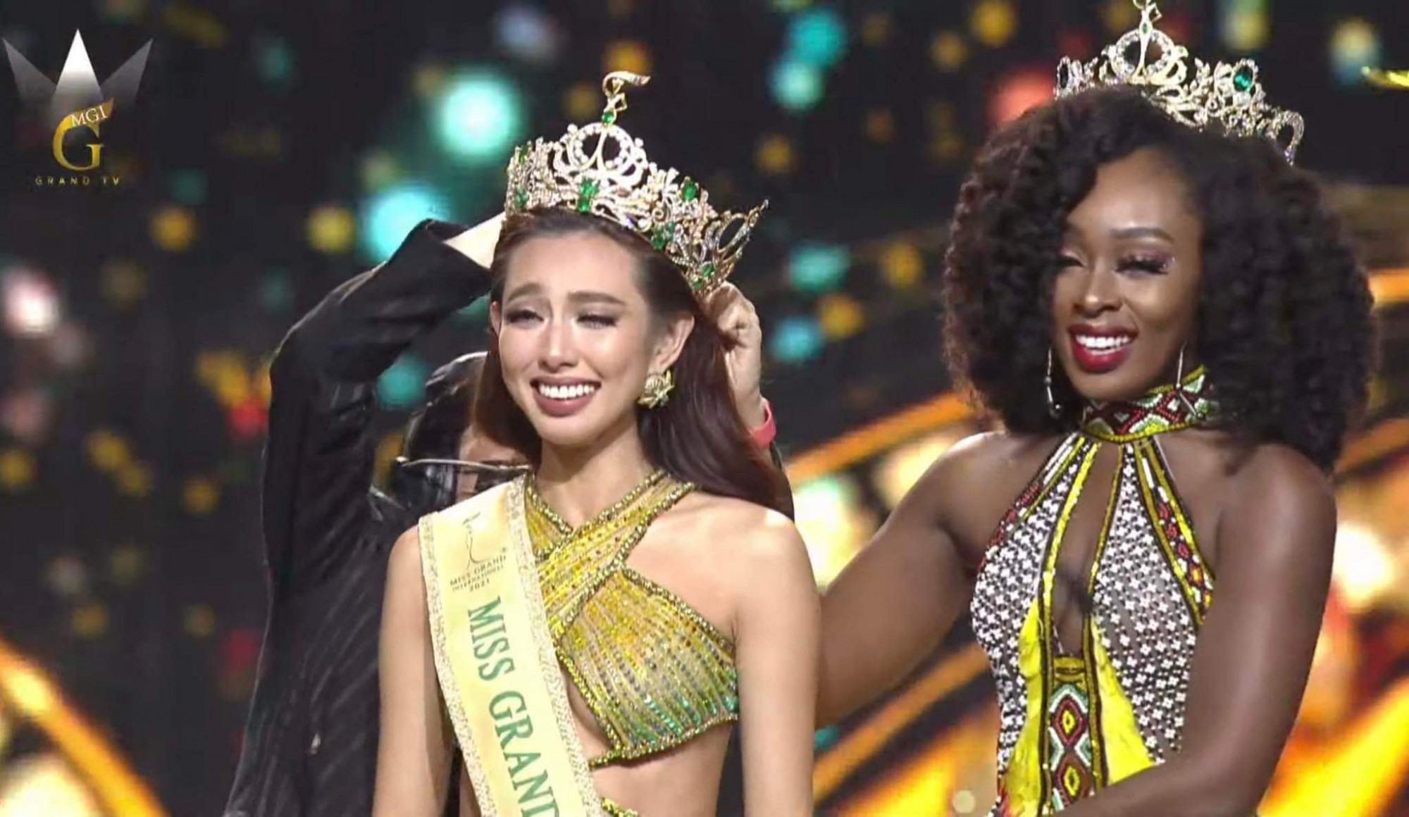 Thuỳ Tiên xúc động trong khoảnh khắc đeo vương miện Hoa hậu Hoà bình Thế giới 2021