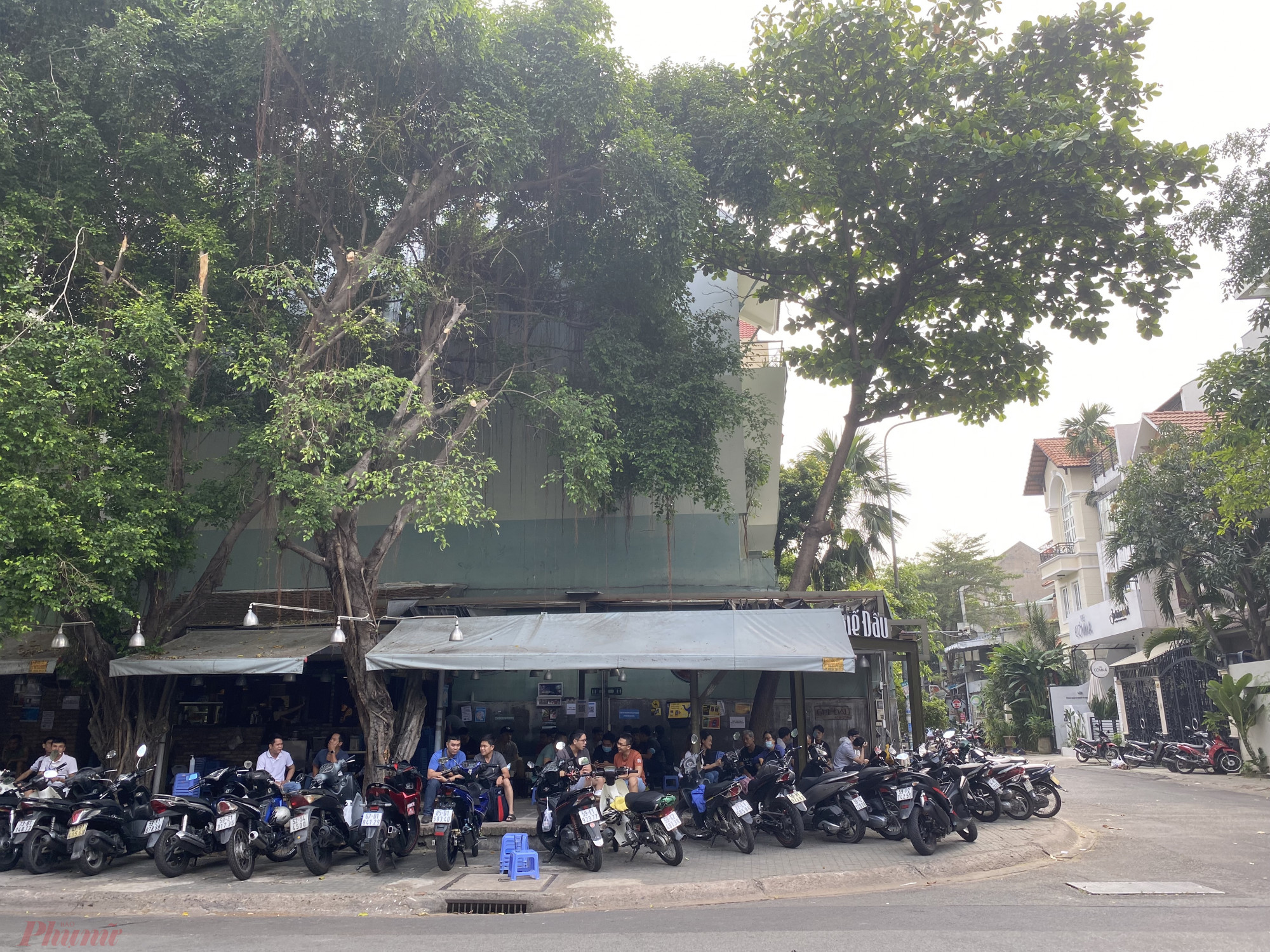 Một quán khác tại đường Hoa Mai (quận Phú Nhuận) không còn chỗ đổ xe cho khác.