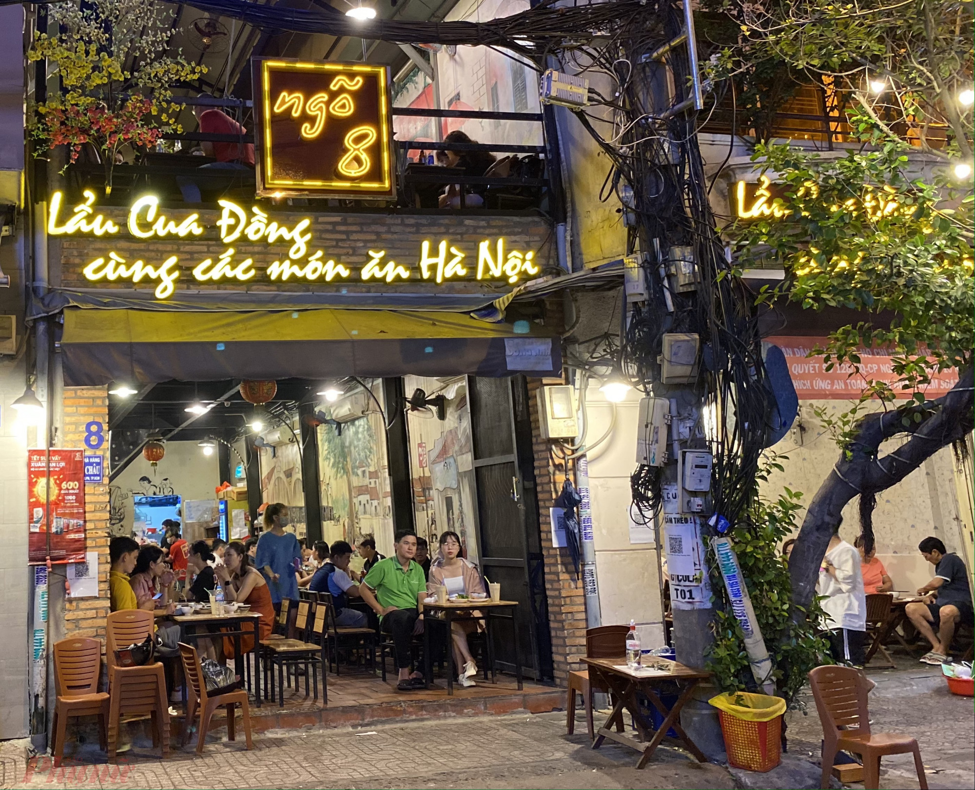 Các hàng ăn uống, quán nhậu đặt biệt đông khách vào cuối tuần, các buổi tối tại đường Trường Sa, Hoàng Sa (quận Phú Nhuận). 