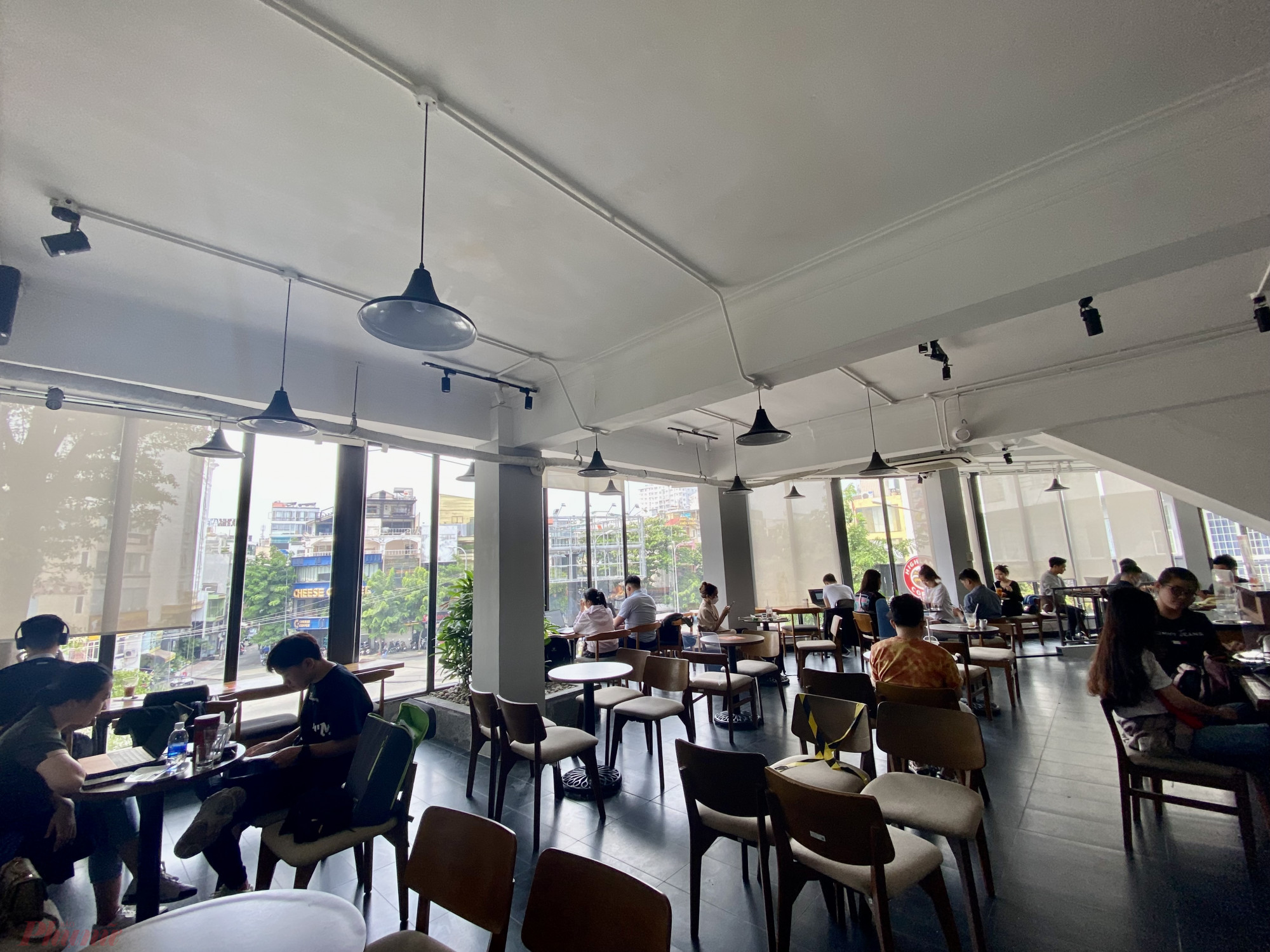 Tại một quán cà phê khác trên đường Nguyễn Công Hoang (quận Phú Nhuận) khác hàng khá đông, quán có thực hiện giãn cách giữa các vị trí bàn ngồi để tạo khoảng cách cho khách.