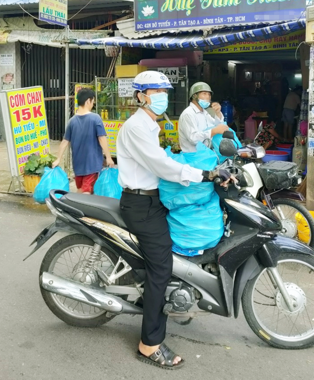 Ông Nguyễn Văn Thiều (giữa khung hình) và các hội viên cựu chiến binh đi giao cơm cho người dân ở khu phong tỏa