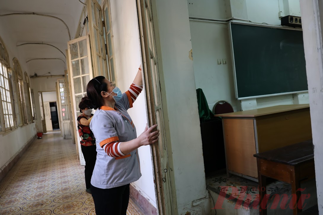 Dù đã được chuẩn bị sẵn sàng nhưng các trường học Hà Nội vẫn xin lùi lịch học - Ảnh: Đại Minh