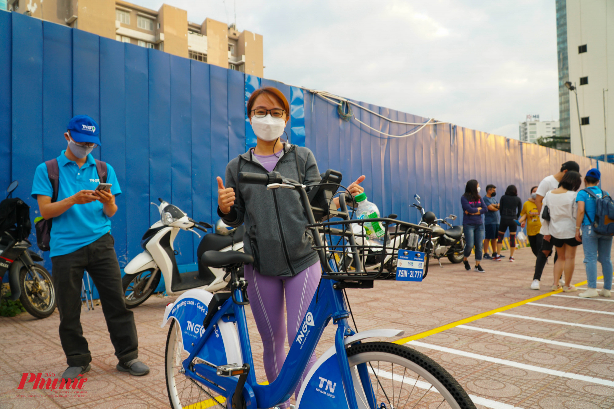 Chị Trang phấn khởi bên chiếc xe đạp vừa được thuê với giá 5.000 đồng cho 30 phút
