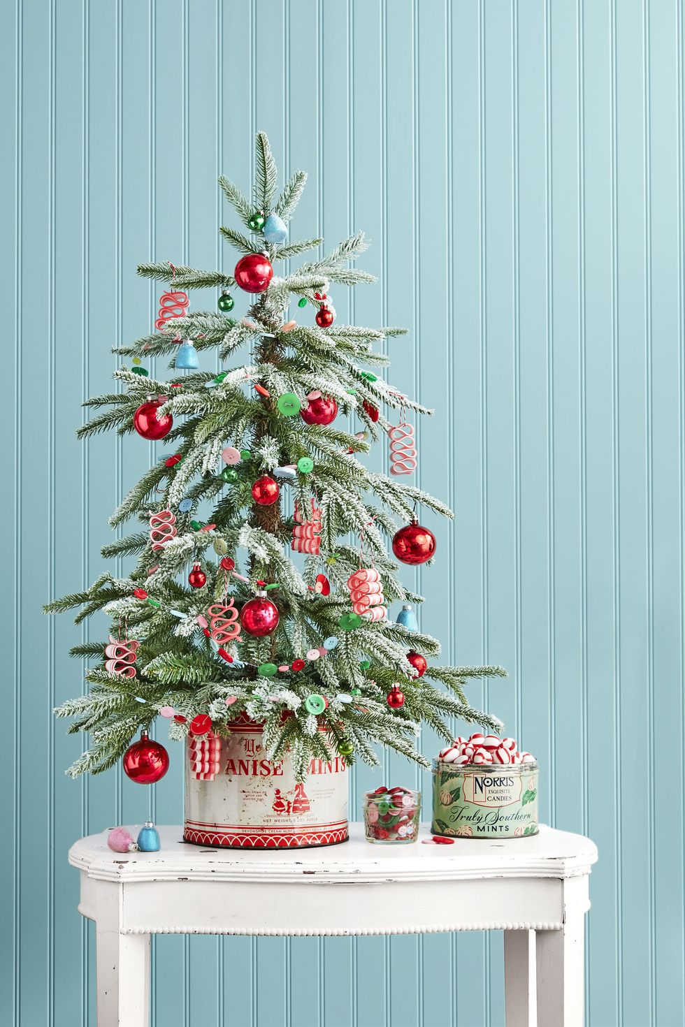 Một cái cây nhỏ bé cũng tạo cảm giác hùng vĩ như một cây đinh ba khi đậu trên đỉnh bàn. Phần thưởng: Ông già Noel sẽ thích không gian bên dưới bàn để cất những món quà lớn hơn!