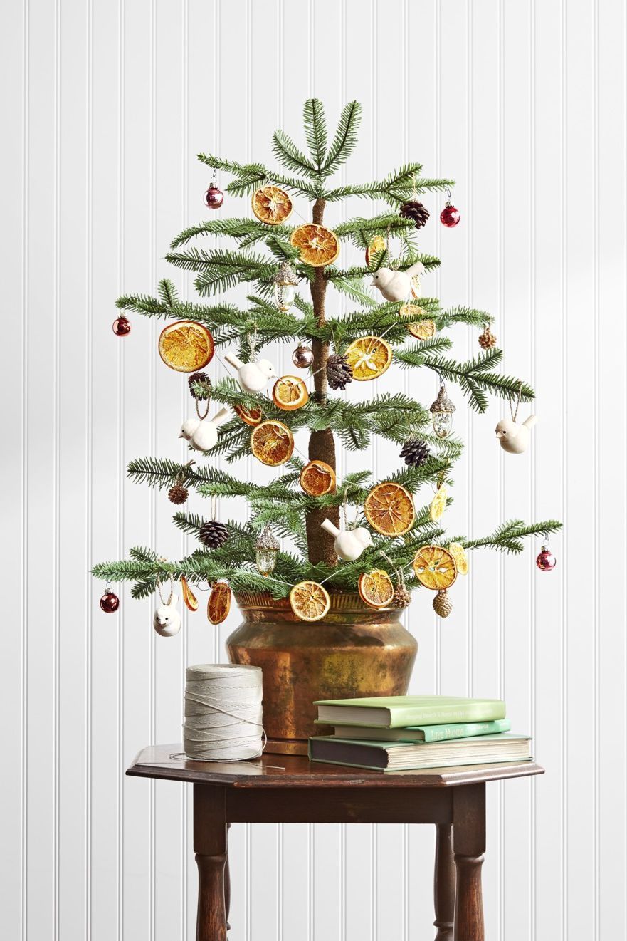 Ai nói trái cây không có vị trí trong thiết kế trang trí Giáng sinh của bạn? Để có một chút biến tấu thú vị, hãy cân nhắc việc tự làm vòng hoa bằng cam quýt khô. Đơn giản chỉ cần sử dụng sợi xe, sợi nylon hoặc dây để lắp ráp nó.