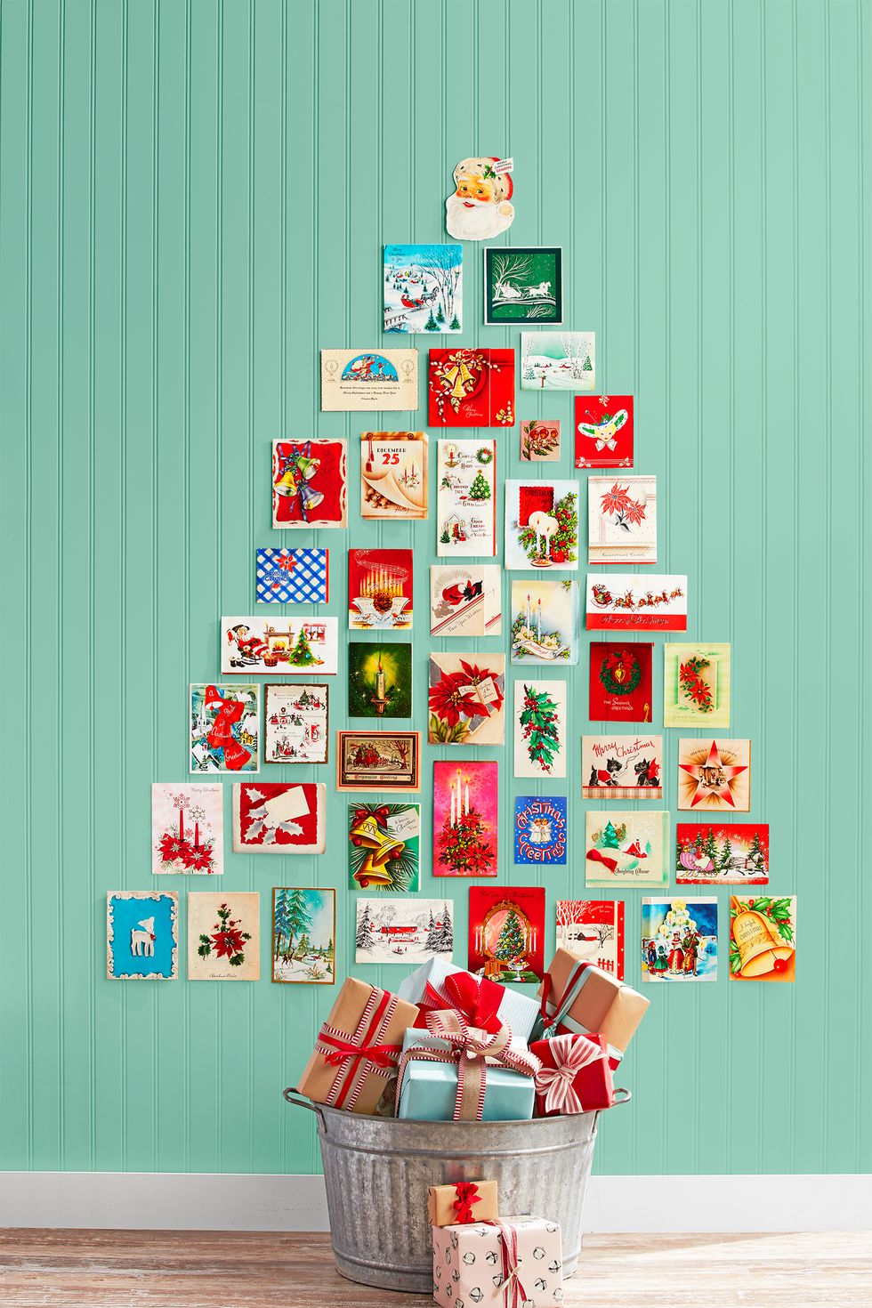 Bạn có thể nhận được vô số thiệp Giáng sinh (đó không phải là một điều xấu), vì vậy hãy chọn những tấm tốt nhất để hiển thị trên tường của bạn. Sắp xếp chúng theo hình cây thông Noel để có một cái nhìn đậm chất lễ hội.