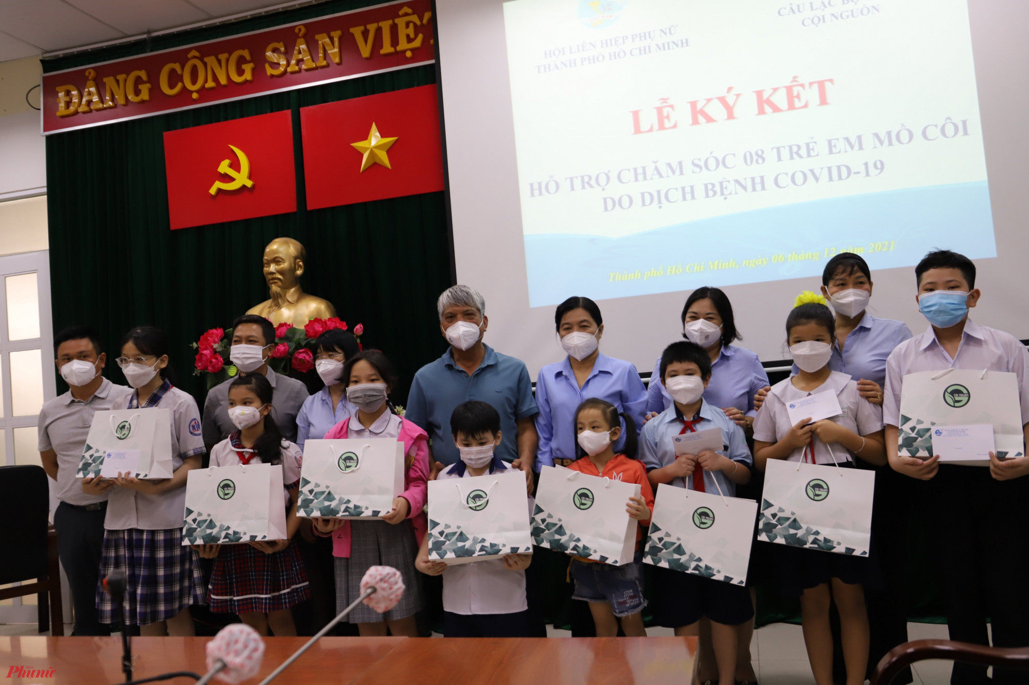 08 trẻ em mồ côi được Hội LHPN Thành phố Hồ Chí Minh          tổ chức Lễ ký kết với Câu lạc bộ Golf Cội Nguồn