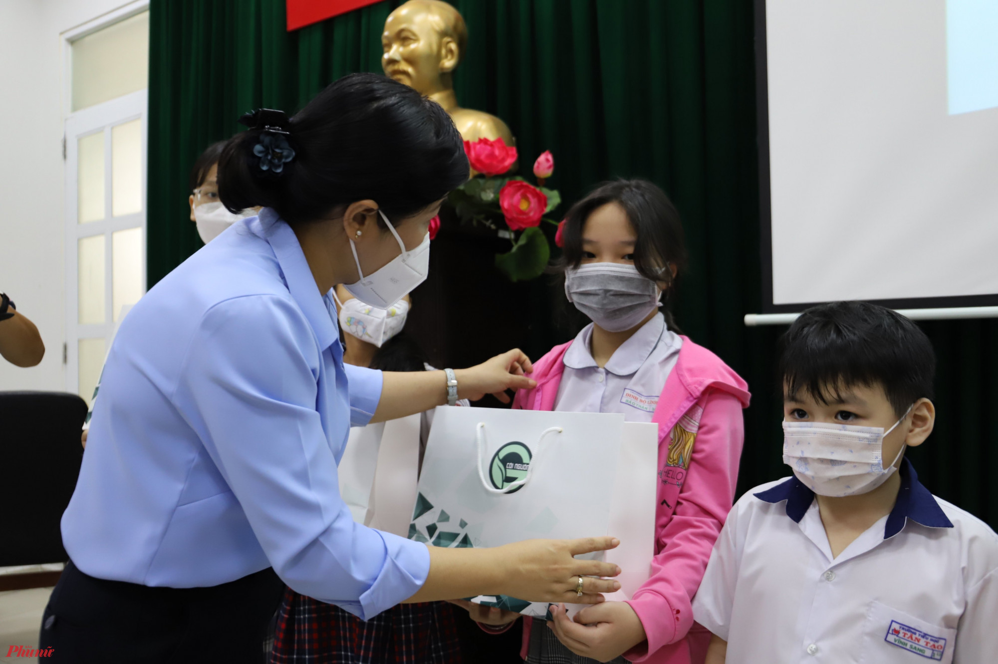 Bà Nguyễn Trần Phượng Trân - Chủ tịch Hội LHPN TPHCM tặng quà cho các em 