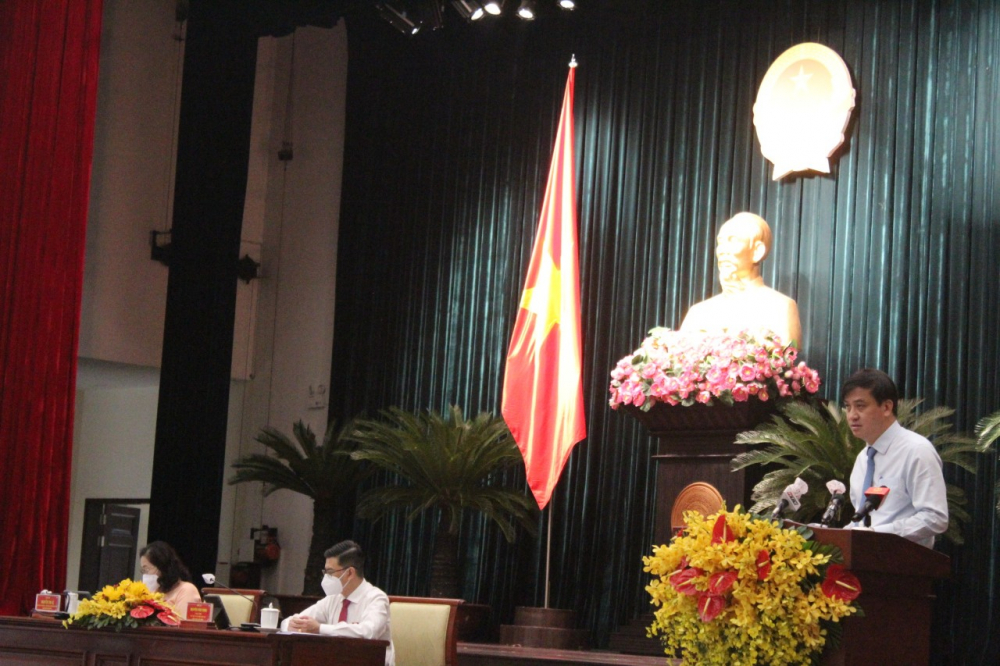 Phó Chủ tịch UBND TPHCM Lê Hòa Bình đọc các tờ trình tại phiên họp.