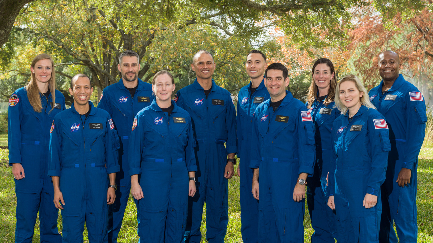 Nhóm 10 ứng viên phi hành gia vừa được NASA công bố - Ảnh: Robert Markowitz/