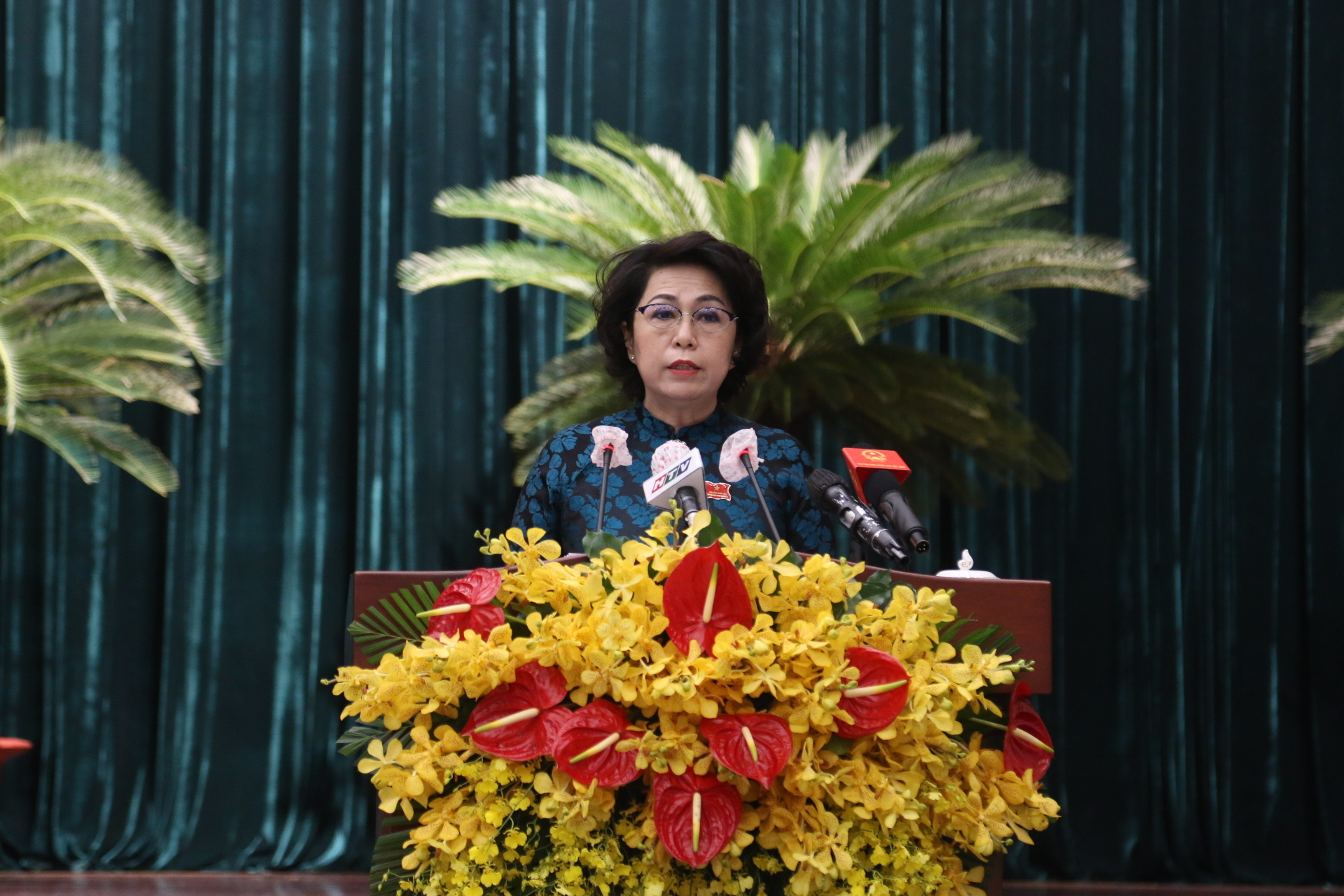 Chủ tịch Ủy ban MTTQVN TPHCM Tô Thị Bích Châu tại kỳ họp sáng 7/12