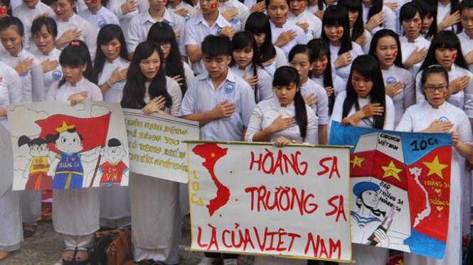 Nhiều băngrôn khẳng định chủ quyền biển đảo trong buổi lễ chào cờ ngày 19/5/2014 tại Trường THPT Nam Hà (tỉnh Đồng Nai)