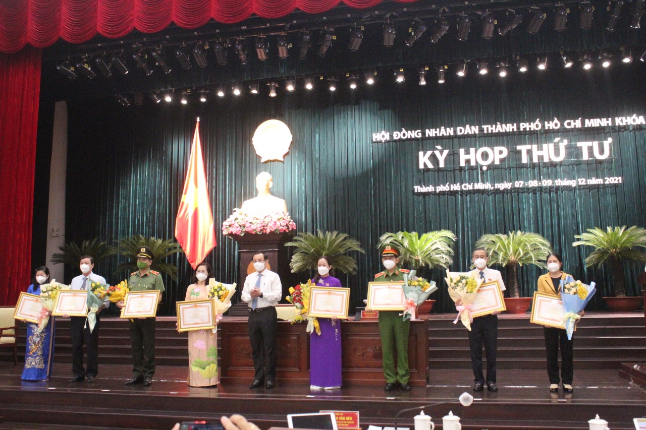 Bí thư Thành ủy TPHCM Nguyễn Văn Nên đã trao Bằng khen của Thủ tướng chính phủ cho