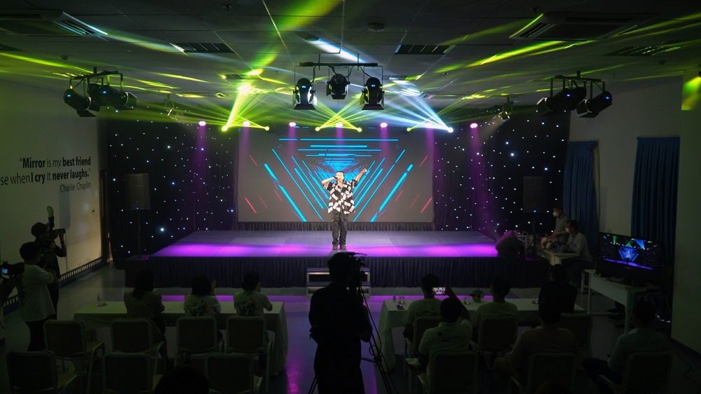 Ca sĩ Mon Hoàng Anh biểu diễn tại lễ khai màn You Rock Studio - nơi anh đang theo học - Ảnh: HSU