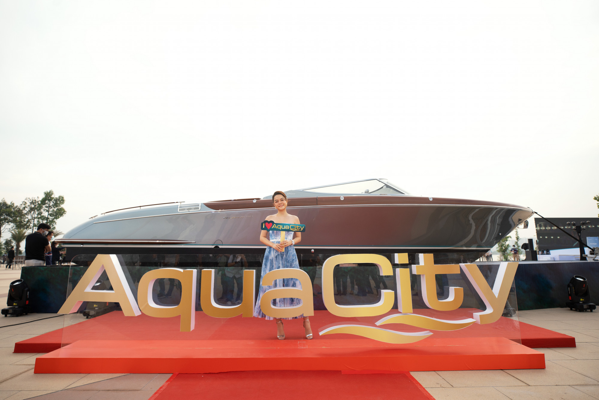Phạm Quỳnh Anh rạng rỡ tham dự sự kiện bàn giao du thuyền Riva Aquariva Super vào ngày 4/12 tại khu đô thị sinh thái thông minh Aqua City - Ảnh: Novaland