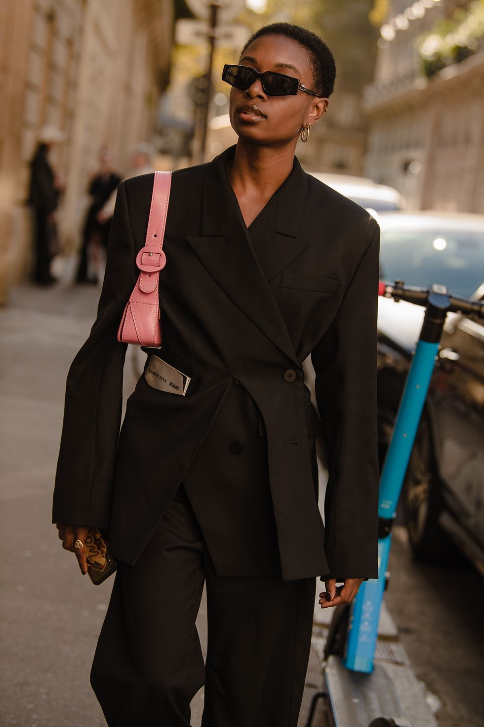 Một “cây đen” thanh lịch Một bộ vest sang trọng và một chiếc túi sáng màu đậm chất đường phố Paris nhưng không kém phần quyến rũ với tông màu đen huyền bí. 