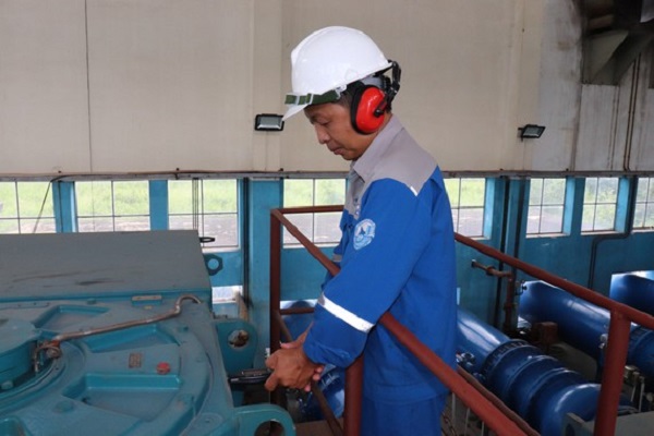 Nhân viên Nhà máy nước thực hiện bảo trì máy móc - Ảnh: Thái Phương