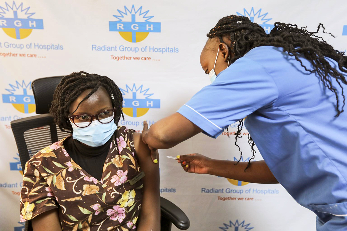 Nhân viên y tế tiêm vắc-xin COVID-19 tại một bệnh viện ở Kenya - ẢNH: AP