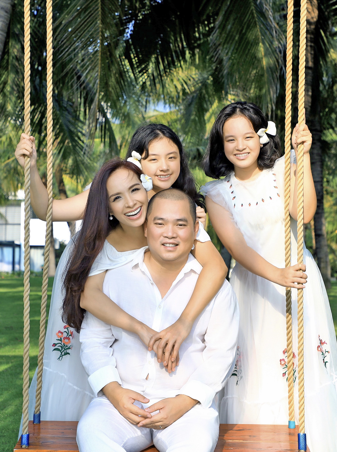 Vợ chồng nghệ sĩ Minh Khang - Thúy Hạnh hạnh phúc bên hai cô con gái