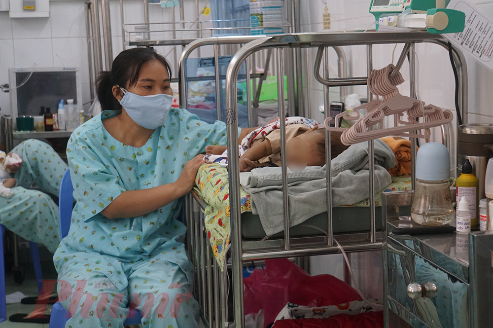 Chị Trần Thị Hoài Thu (28 tuổi, ở TPHCM) cho biết: Tôi không biết con mình nhiễm bệnh từ lúc nào, khi bé sốt quá cao, đưa vào bệnh viện đã trở nặng, khó thở. Cầu mong cho con tôi sớm hồi phục.