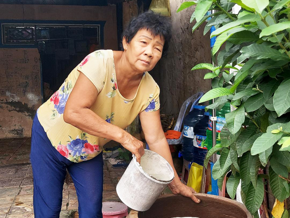 Nhà bà Trần Thị Mai thường xuyên bị thiếu nước sạch