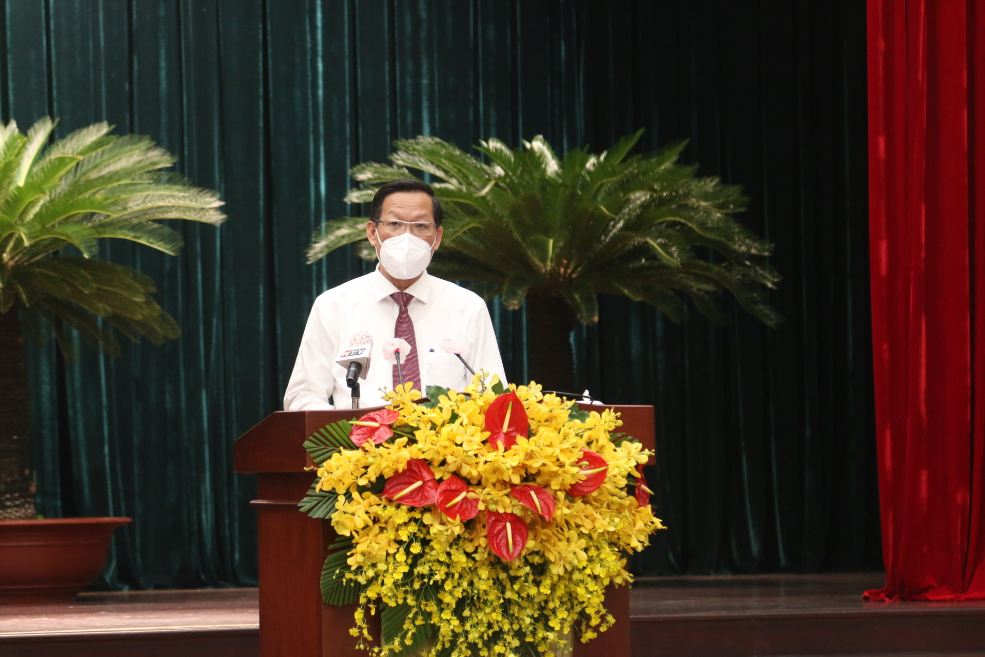 Chủ tịch UBND TP Phan Văn Mãi tham gia trả lời chất vấn