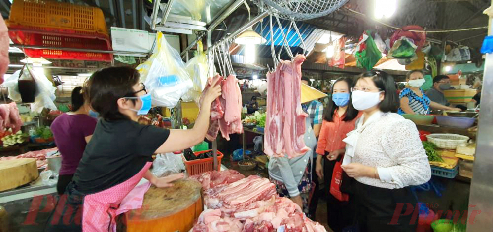 Bà Trần Thị Huyền Thanh (bìa phải) - Phó Chủ tịch Hội LHPN TP.HCM - giám sát an toàn thực phẩm tại chợ Xóm Chiếu 