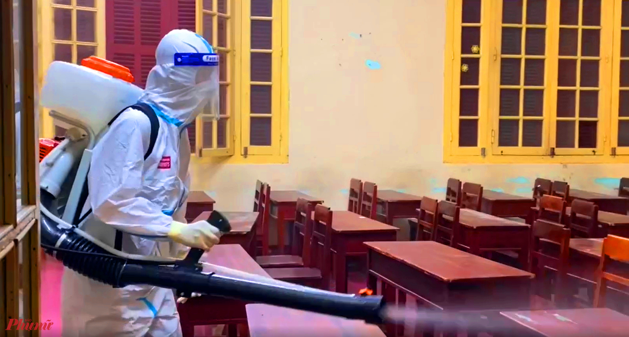 Lực lượng tình nguyện PUN 75 hỗ trợ giúp đỡ  trường THPT Hai Bà Trung tiêu độc khử trùng trước lúc đón học sinh trở lại trường