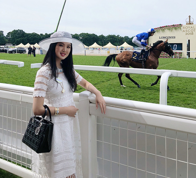 Đi xem đua ngựa ở Anh hồi tháng 6/2018, tiểu thư họ Yao đeo túi Lady Dior 4.900 USD (113,5 triệu đồng).