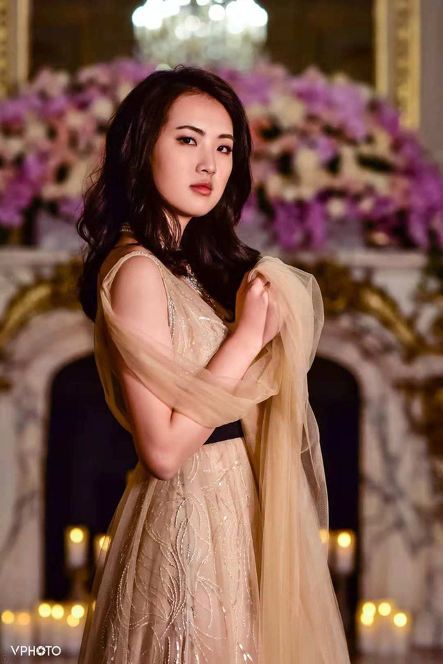 Chiếc váy này Diêu An Na (tên phiên dịch từ tiếng Trung) được ái nữ tỷ phú bậc nhất mặc trong tiệc khiêu vũ dành cho giới quý tộc tại Paris (Pháp)