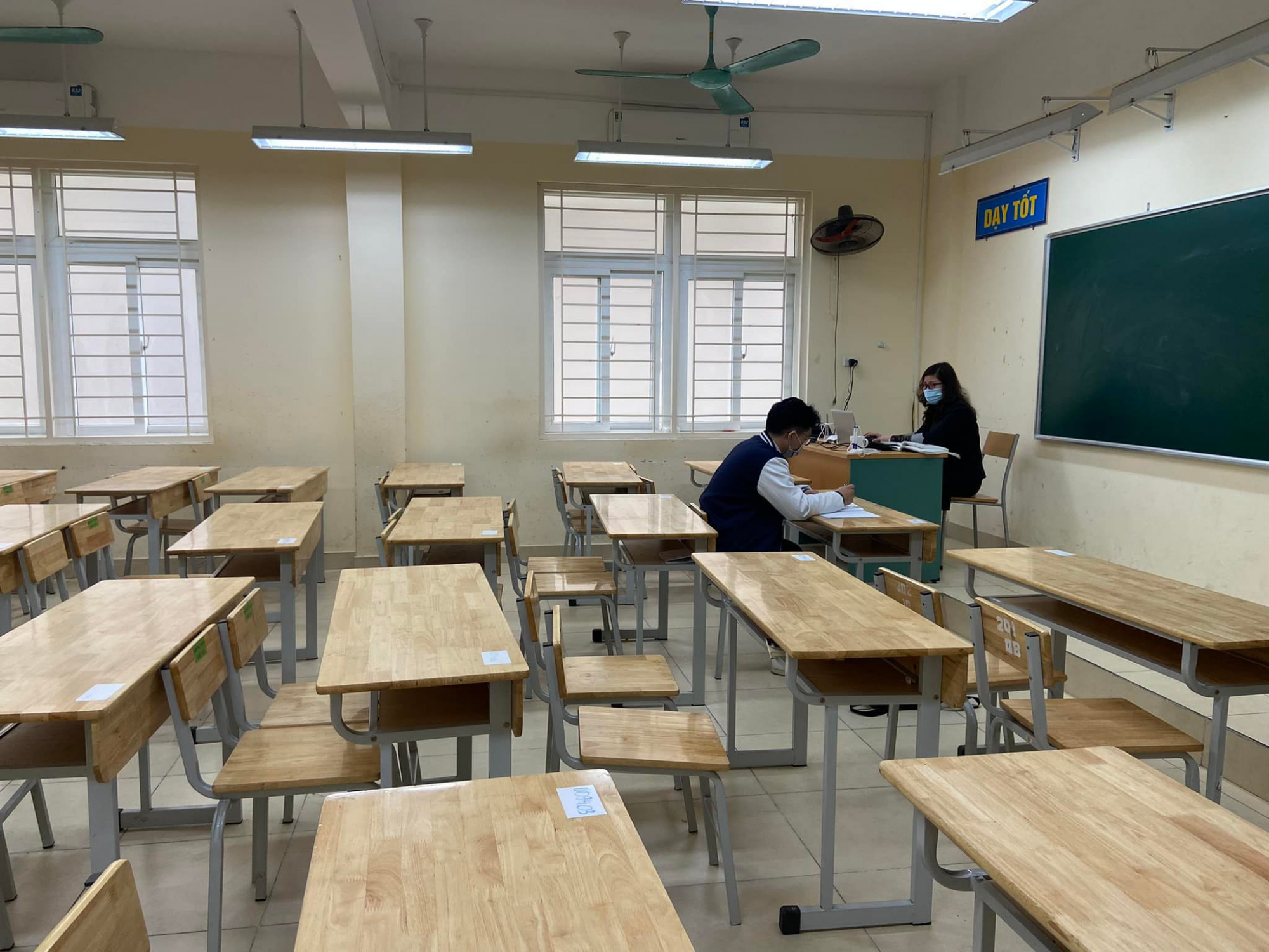 Sáng nay trường THPT Trần Nhân Tông chỉ có 1 học sinh đến trường