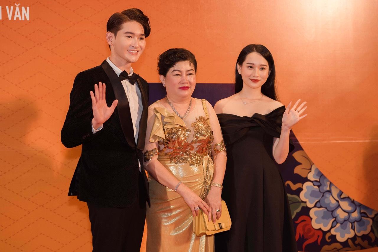 Trúc Anh (bìa phải) và NSX Dung Bình Dương (áo vàng) tại Liên hoan phim Việt Nam 2021.