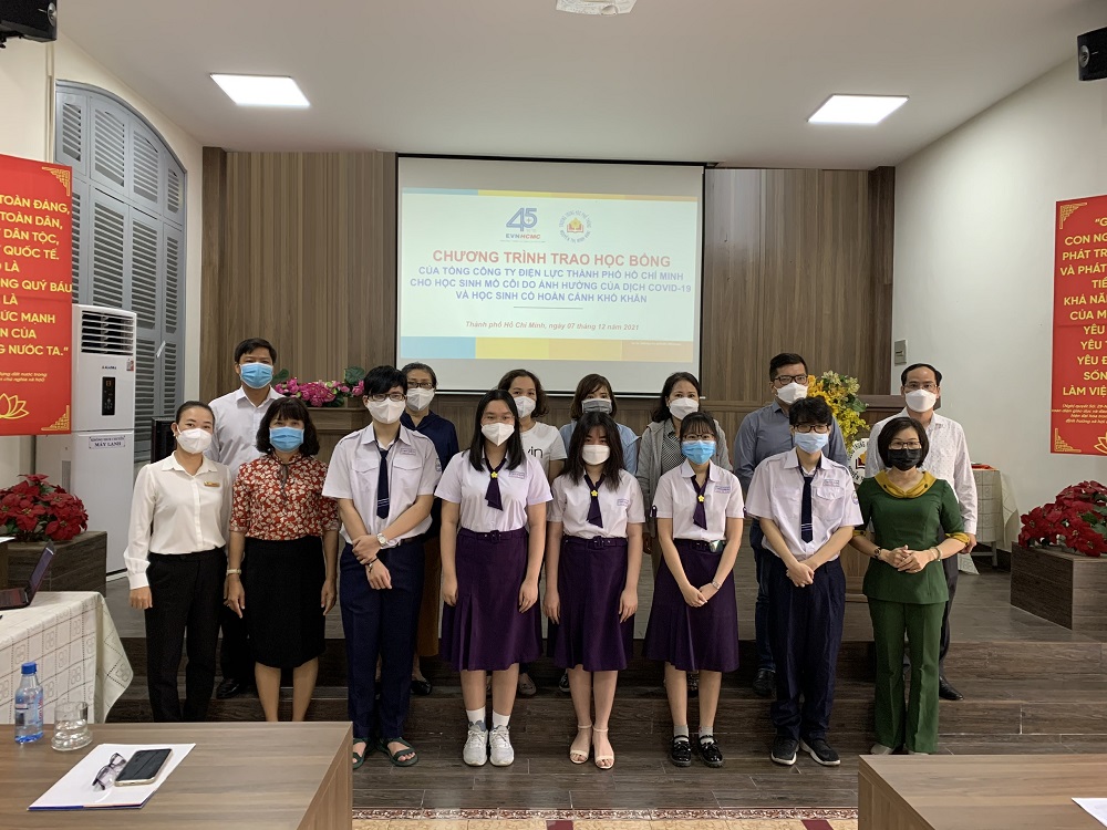 EVNHCMC nhận bảo trợ 6 em học sinh Trường THPT Nguyễn Thị Minh Khai có hoàn cảnh đặc biệt vì COVID-19 đến khi các em hoàn thành chương trình học lớp 12 - Ảnh: EVNHCMC