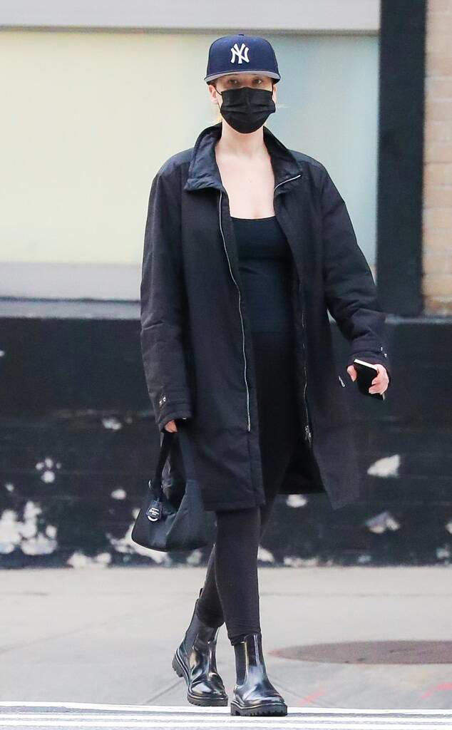 Những đôi giày búp bê, sandal đế thấp cho đến những đôi dép xẹp được mỹ nhân yêu thích. Từ khi xác nhận mang thai hồi tháng 9, Jennifer Lawrence khá thoải mái xuất hiện trước công chúng.