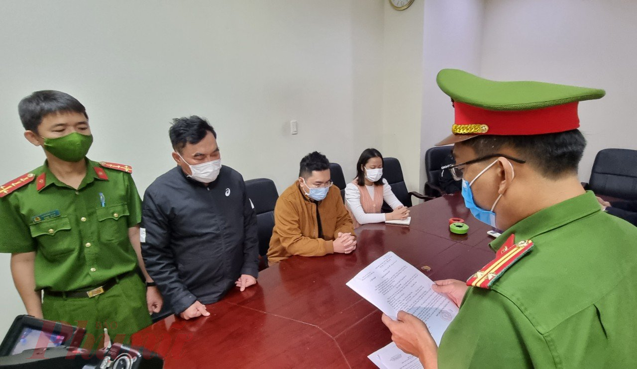 Cảnh sát đọc lệnh bắt ông Nguyễn Quang Trung